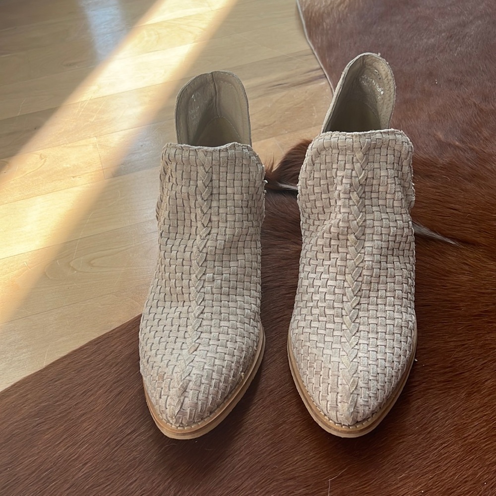 Very Volatile | Veracruz Leather Woven Booties | Cream-Tan | Size 10